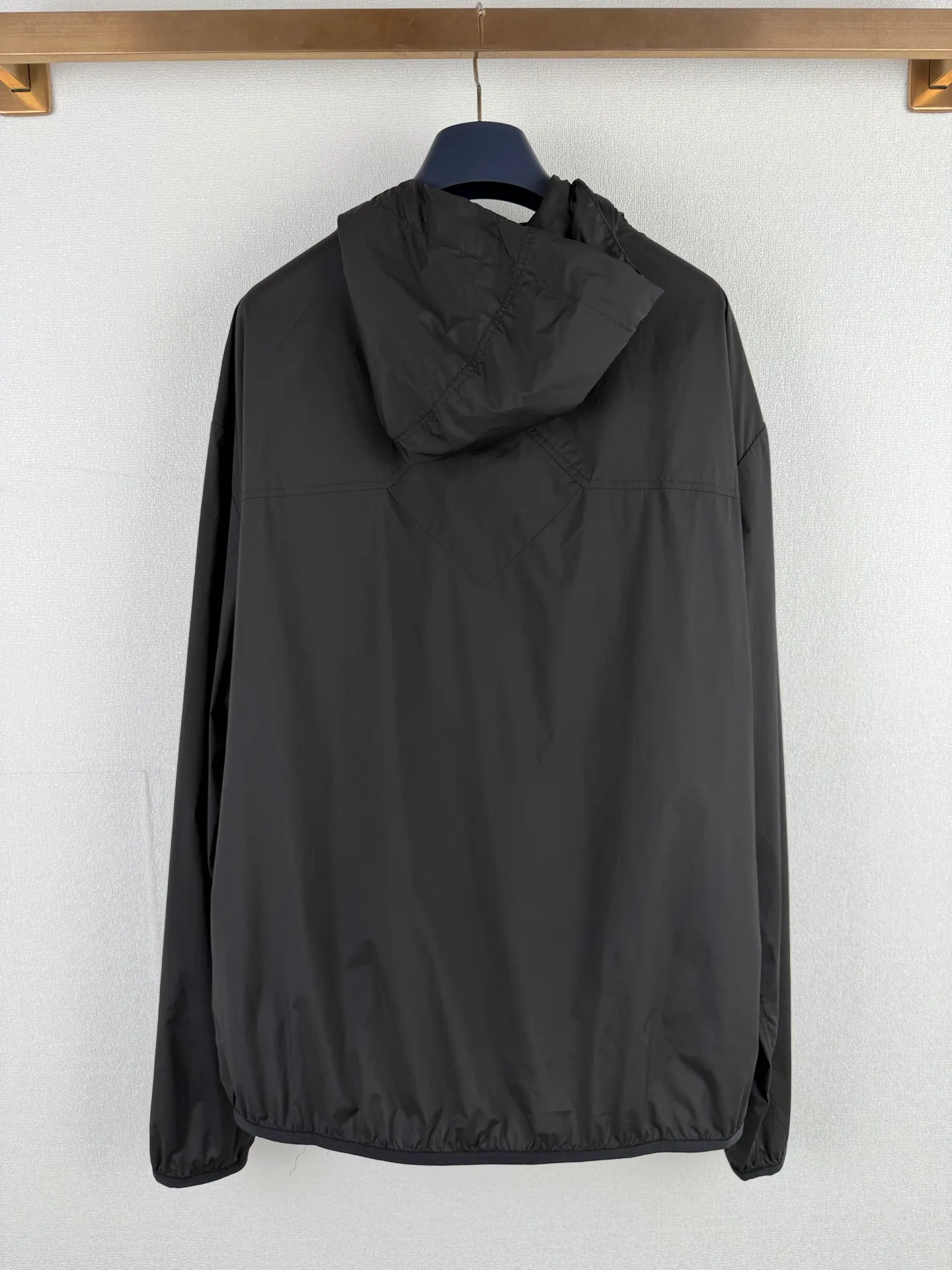 Canada Goose Badge Hooded Windproof Jacket and Sun Protection Jacket Fabric selection: Made of high-density nylon quick-drying fabric, which feels as thin and light as a second skin. It has excellent moisture absorption and perspiration properties. It is not easy to stick to the body after sweating. It can quickly evaporate moisture, bid farewell to hot and sticky weather, and has excellent tear resistance. It can be used for commuting, outdoor travel or sports and fitness. Details: The cuffs and hem are edged with light olive green contrasting webbing, with elastic elastic fabric hidden inside, and double-layer sewing to fix the elastic structure. The tightening force is soft, the fitting area is not tight, and it effectively blocks wind penetration. The contrasting color design adds a sense of layering, and the Wear-Resistant hemming is not easy to be damaged or fuzzed by long-term friction. Tacking reinforcement: The corners of the front square welt pocket are triangularly reinforced and date processed, and double pressure lines surround the bag mouth. It has strong load-bearing capacity and is not prone to cracking and deformation after long-term use. Accessories: One-to-one customized badge, One-to-one customized zipper webbing pendant, One-to-one customized zipper puller Size: S M L XL